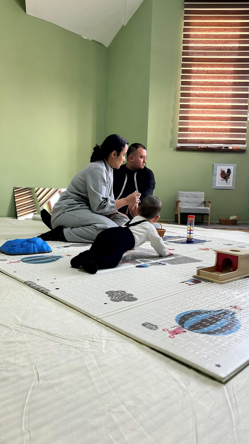 Nido mashg'ulotida farzandi bilan birga bo'lgan ota-onalar
